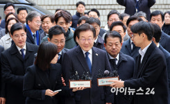 [포토]위증교사 혐의 1심 선고 공판 출석하는 이재명