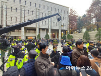 위증교사 이재명, 서울중앙지법 입장…민주 의원 60여명 집결