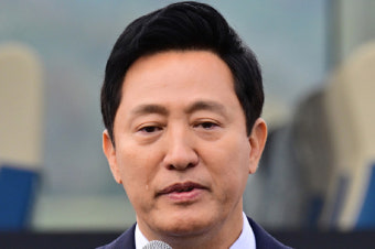 서울시, 내년 3월 운항 '한강버스' 공개…눈물 훔친 '오세훈'