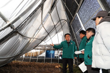 [포토] 김영환 충북지사, 음성군 대설 피해 현장 방문