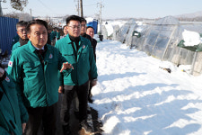 [포토] 김영환 충북지사, 음성군 대설 피해 현장 방문