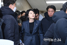 [포토]경호처 관계자들에 둘러쌓여 국회 나서는 국민의힘 의원들