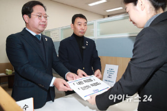 민주당, 윤석열 내란 혐의와 김건희 여사 특검법 발의