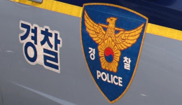 정류장에 쓰러진 70대 노인, 출동한 경찰 테이저건 주워 사라져