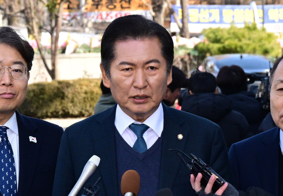 윤석열 전 대통령, 내란 혐의 수사 중 우려 커지는 체포영장 발부\Carbon 