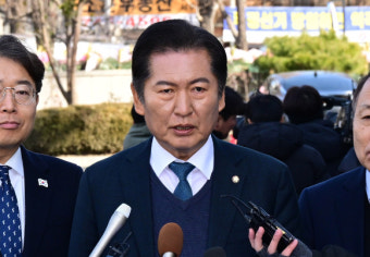 윤석열 전 대통령, 내란 혐의 수사 중 우려 커지는 체포영장 발부\Carbon 