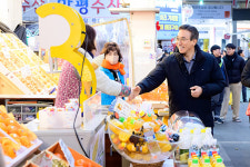 오순문 서귀포시장, 연말연시 민생경제 현장 집중 방문 상인 격려