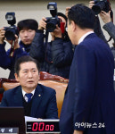 [포토] 내란 특검법 상정 두고 대화하는 여야