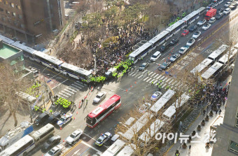 [포토] 윤 대통령 영장심사 출석에 지지자 집결… 법원 일대 긴장 고조