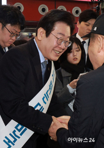 [포토] 고속버스터미널에서 설 귀성 인사하는 이재명 대표