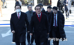 [포토] 헌재 심판정 향하는 윤 대통령 측 변호인단