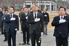 ［포토］김이강 광주 서구청장, 3·1절 맞아 광주독립운동기념탑 참배