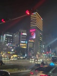 영업 한 달 밖에 안됐는데…연제구청, 바로 옆 건물 전광판 허가 논란