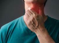 침 삼킬 때마다 따끔따끔⋯목 아플 때 효과적인 관리법은?