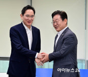[포토] 악수하는 이재명-이재용