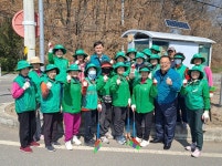 성주읍 새마을회, 버스승강장 청소 실시
