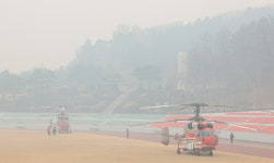 경북 의성 산불 진화율 65%…안개·강풍에 대응 난항