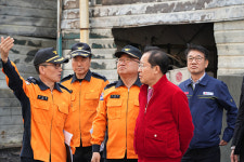 [포토] 홍준표 대구시장, 서대구산업단지 화재현장 방문…신속한 사후조치 지시