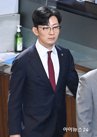 [포토] '공산주의자' 발언 박충권 의원, 야당의 사과 요청 뒤로하고
