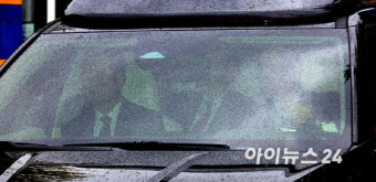 [포토] 윤석열, 점심 식사 후 내란 혐의 형사재판 출석