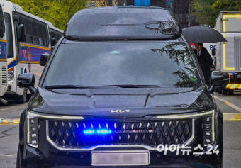 [포토] 윤석열, 점심 식사 후 내란 혐의 형사재판 출석