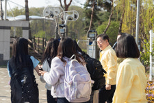 [포토뉴스] 빛가온초등학교 학생들 등교 살피는 박승원 광명시장