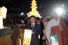 신상진 성남시장 “탄천에 밝힌 연등불빛, 시민에게 희망 메시지 전하길”