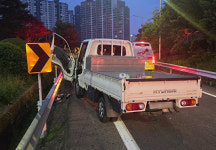 부산 원동IC에서 전도된 1톤 트럭, 뒤따르던 트럭이 쿵…2명 경상