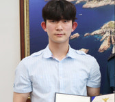 당연한 일인데 쑥스러워⋯바다에 빠진 여성 구한 통영 고교생, 경찰청장 표창 수상