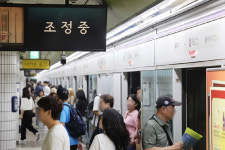 서울 5호선 지하철 방화로 400명 대피…60대 용의자 현행범 체포