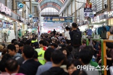 대선 마지막날 진주 찾은 박근혜...구름인파 환호