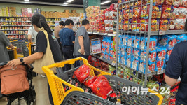 개점 전 번호표 마감⋯대형마트 치킨·삼겹살 오픈런 [현장]
