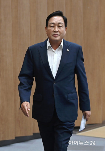 [포토] 기자회견 마치고 인사하는 김선교 의원