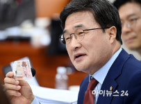 [포토] 이진숙 후보자에게 질의하는 김대식 의원