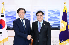 국회의장 만난 조국 