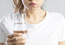 물 계속 마셔도 입 쩍쩍 갈라져⋯이 음식 먹어야 입마름 싹 해결된다