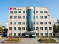 폐지 줍는 어르신 안쓰러…부산노인종합복지관에 1000만원 기부