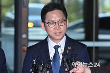 [포토] 젠슨 황과 면담 위해 이동하는 배경훈 부총리