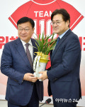 [포토] 홍익표 정무수석, 정점식 원내대표 예방