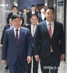 [포토] 원내대책회의 참석하는 정점식 원내대표