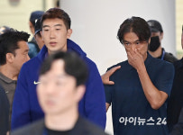 [포토] 축구팬들의 야유 받으며 귀국하는 홍명보 전 감독