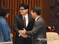 [포토] 대화 나누는 김승원 의원-한동훈 의원