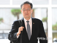 [포토] 인사청문회 준비 사무실로 출근하는 이형일 부총리 후보자