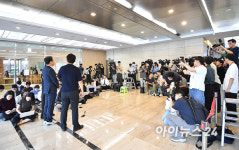 [포토] 인사청문회 준비 사무실로 출근하는 김승원 법무부 장관 후보자