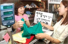 ［포토뉴스］옷 무게 달아 팝니다