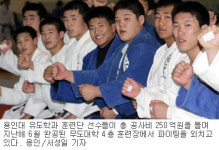 용인대 매트 땀이 마를새 없다