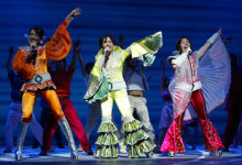 대형 뮤지컬 월드컵과  ‘맞장 공연’