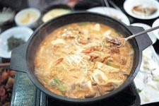 [춤추는 젓가락]한식집 토방 ‘청국장 전골’