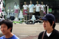 지난해 교복을 “신상품이오” 유명업체들, 이월상품 섞어 판매