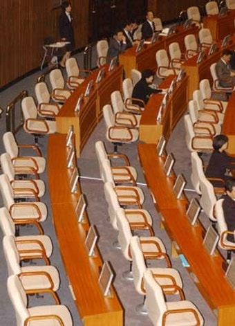 국회 올 첫 대정부 질문…뒤바뀐 질문순서  “2당 전락 실감”